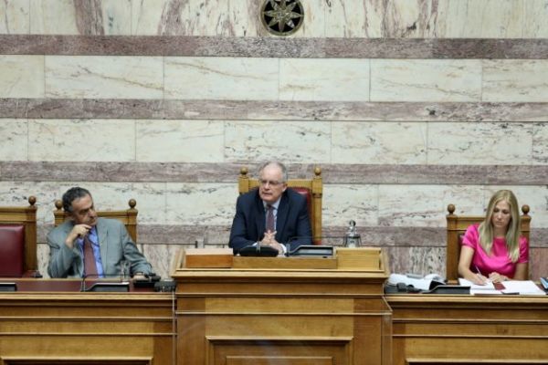 Δώρο …δημοκρατίας του Τασούλα στους βουλευτές