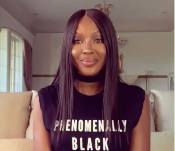 Ναόμι Κάμπελ: Περιμένει το μετρό… γυμνή