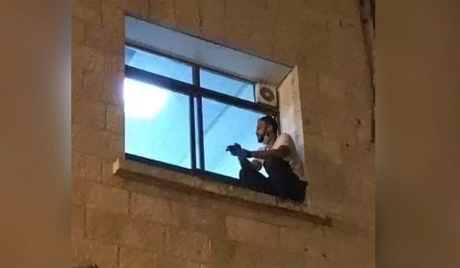 «Αντίο μαμά»: Σκαρφάλωσε στο παράθυρο του νοσοκομείου για να αποχαιρετήσει τη μητέρα του