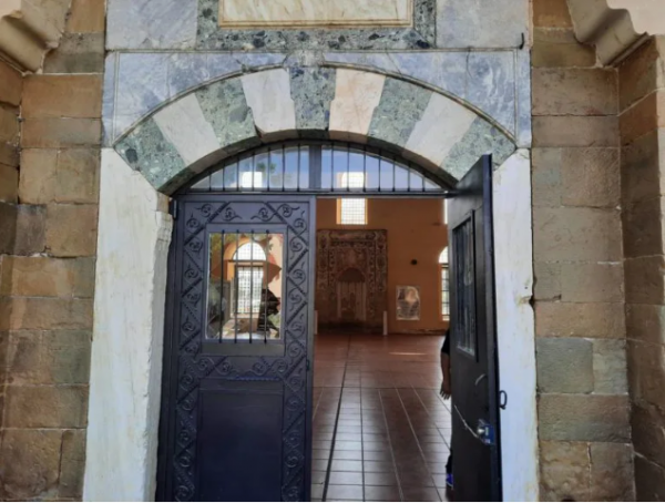 Τρίκαλα: Βανδάλισαν τζαμί ως απάντηση στον Ερντογάν για Αγία Σοφία