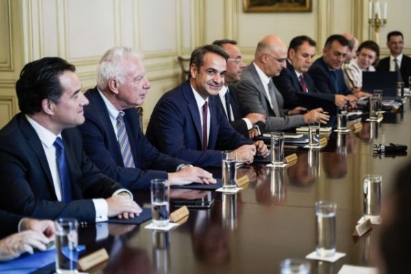 Ανασχηματισμός: Νέες δομές, τεχνοκράτες και διορθωτικές κινήσεις