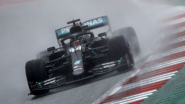 Χάμιλτον: Πήρε την pole position στη βροχερή Αυστρία
