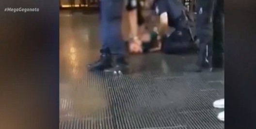 Βίντεο ντοκουμέντο στο MEGA: Αστυνομικός ξυλοκόπησε νεαρό επειδή τον ειρωνεύτηκε