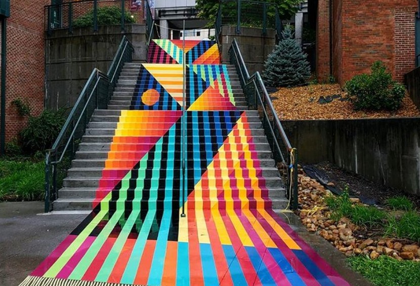 Ένα πολύχρωμο χαλί-νωπογραφία σε σκάλα πανεπιστημίου