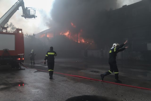 Μεταμόρφωση : Το μήνυμα του 112 για την φωτιά – «Κλείστε πόρτες και παράθυρα, επικίνδυνοι καπνοί»