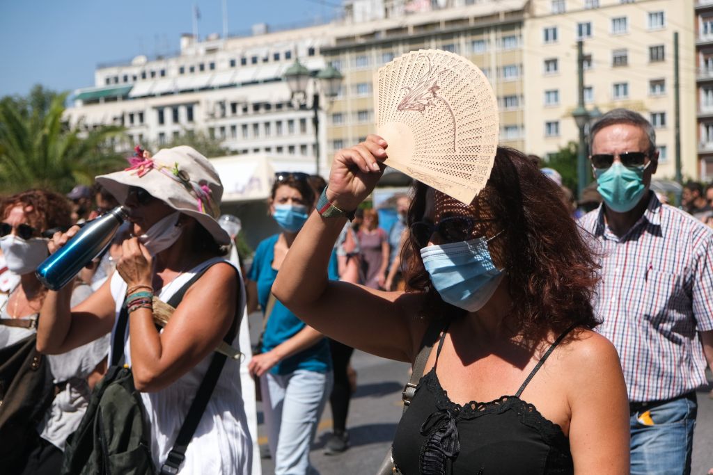 Κοροναϊός: Καθολική χρήση μάσκας εξετάζει η κυβέρνηση