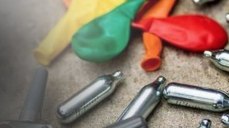 Κρήτη: «Επέστρεψε» το αέριο γέλιου – Κατασχέθηκαν εκατοντάδες αμπούλες