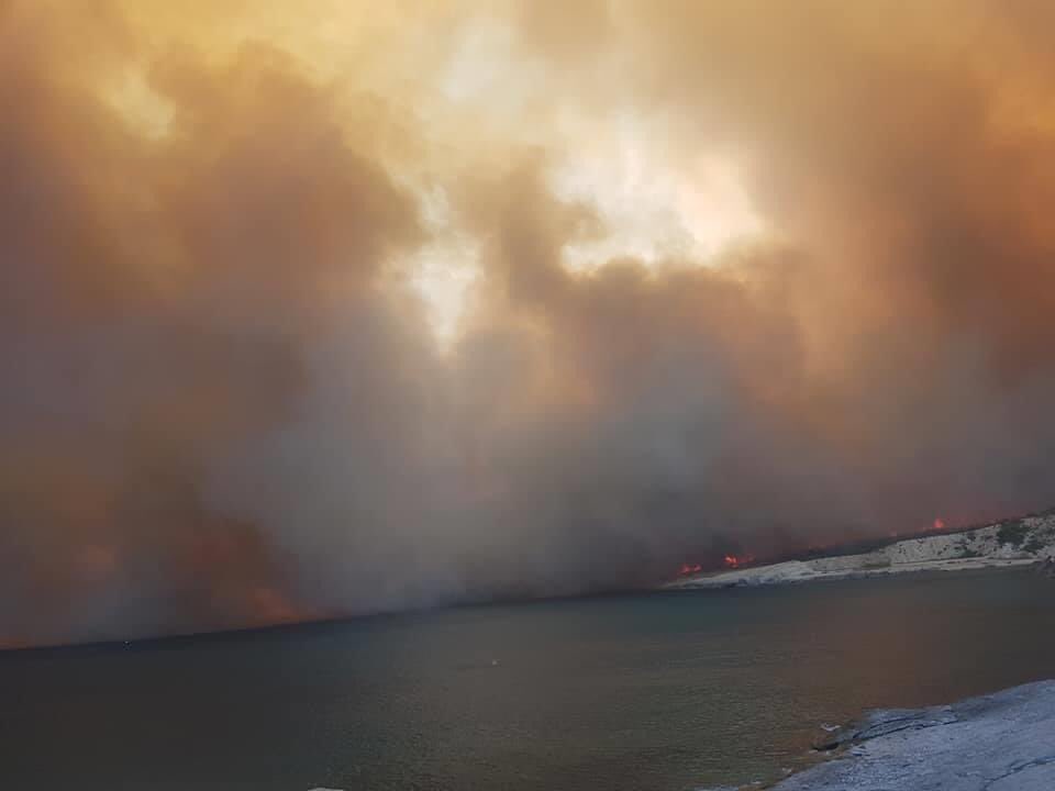Μεγάλη φωτιά κοντά στη Μασσαλία: Τουρίστες συγκεντρώνονται στην παραλία