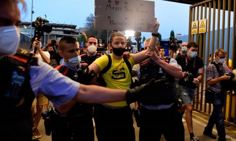 Εισβολή οπαδών της Μπαρτσελόνα στο Καμπ Νου – Εψαχναν τον Μπαρτομέου!