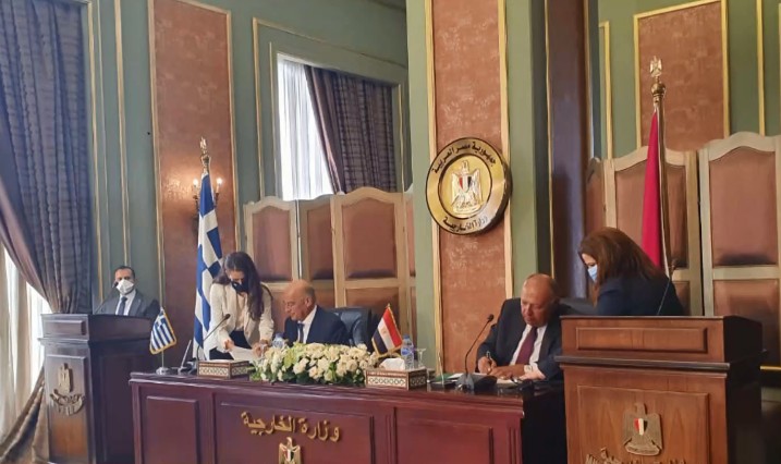 Έπεσαν οι υπογραφές: Συμφωνία Αθήνας – Καΐρου για ΑΟΖ
