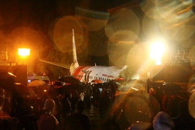 Πολύνεκρη τραγωδία στην Ινδία: Στα δύο κόπηκε το αεροπλάνο με 191 επιβαίνοντες