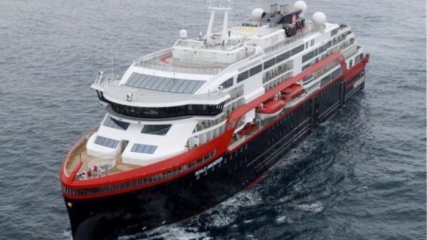Κοροναϊός: Κρουαζιερόπλοιο «υγειονομική βόμβα» – Θετικοί στον ιό 33 ναυτικοί