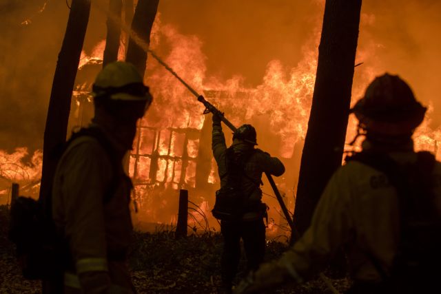 Πυρκαγιά «καταπίνει» την Καλιφόρνια – Συγκλονιστικά βίντεο