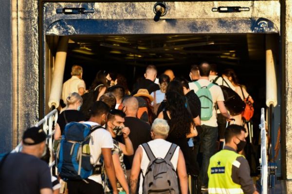 Κοροναϊός: Επαναφορά SMS και καραντίνα για όσους γυρίζουν από διακοπές, προτείνουν οι λοιμωξιολόγοι