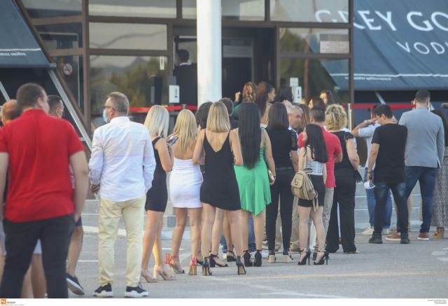 Μπουζούκια στην εποχή του κοροναϊού: Τεράστιες ουρές και… θερμομέτρηση έξω από τον Βέρτη