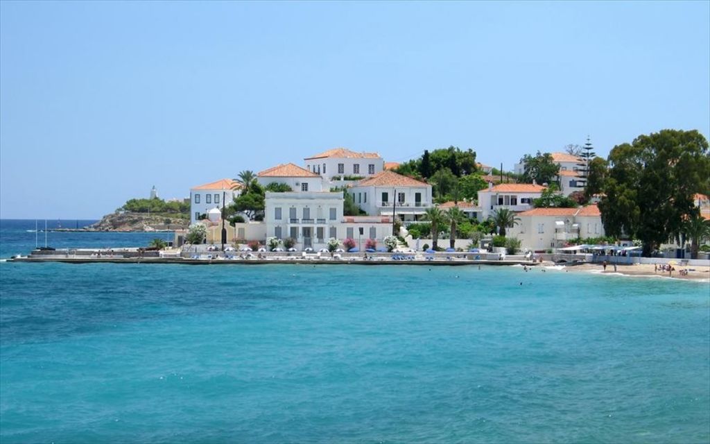 Αποστολή MEGA στις Σπέτσες: Αιφνιδιασμένοι οι επιχειρηματίες από το μίνι lockdown