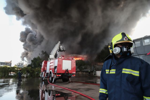 Φωτιά στη Μεταμόρφωση: Ανησυχία για το τοξικό νέφος – Τι λένε οι κάτοικοι στο MEGA