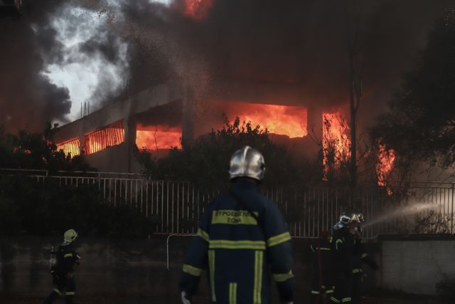 Ολονύκτια μάχη με τις φλόγες στη Μεταμόρφωση - Συναγερμός για τις τοξικές ουσίες