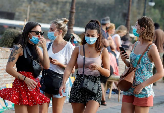 Κοροναϊός: Πέφτει ο μέσος όρος και στην Ιταλία – Στα 35 έτη τα κρούσματα