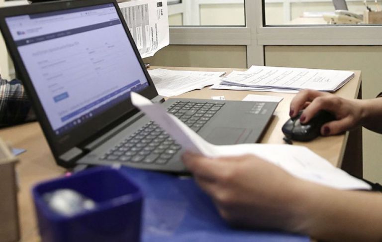 Κοροναϊός: Επιστροφή στο γραφείο με προληπτικά τεστ – Τα μέτρα που επεξεργάζονται οι αρχές