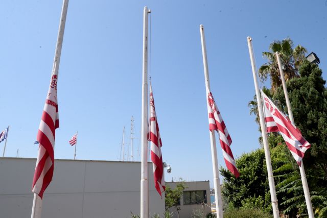 Ολυμπιακός: Μεσίστιες οι σημαίες, σύσσωμη η διοίκηση στην κηδεία του Σάββα Θεοδωρίδη