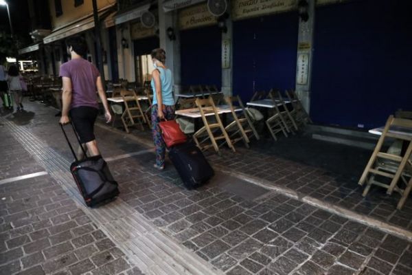 Κοροναϊός: Συναγερμός για τον τριψήφιο αριθμό των κρουσμάτων