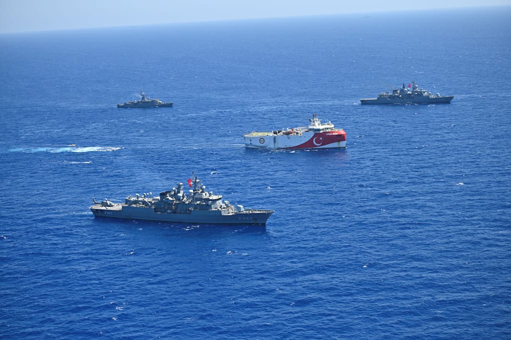 Τουρκική προπαγάνδα: Νέες φωτογραφίες με τα πολεμικά πλοία που συνοδεύουν το Oruc Reis