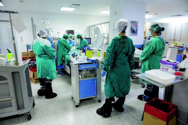Κοροναϊός: Τρομοκρατεί ο τριψήφιος αριθμός κρουσμάτων και οι μολύνσεις σε υγειονομικούς – Τι ζητούν οι ειδικοί