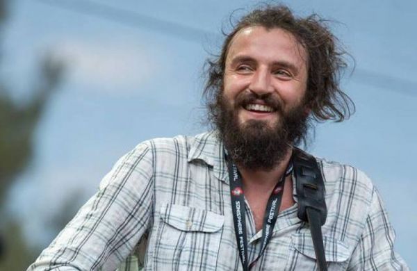 Ο Λεωνίδας Μπαλάφας κατά του κοροναϊού: «Βλέπει» χιλιάδες κεραίες 5G και… εμβόλιο του Γκέιτς