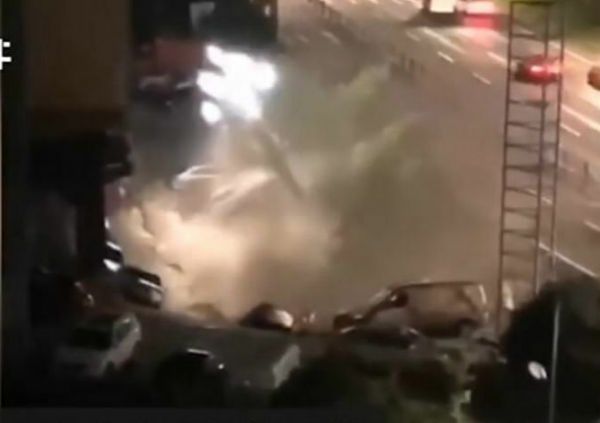 Απίστευτο βίντεο: Άνοιξε η γη «καταπίνοντας» 21 αυτοκίνητα