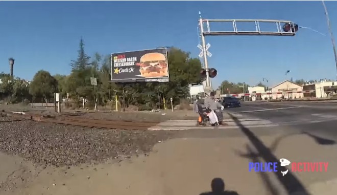 Ηρωίδα αστυνομικός σώζει άνδρα σε αναπηρικό αμαξίδιο λίγο πριν περάσει το τρένο