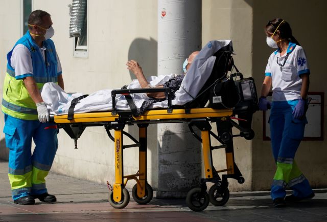 Κοροναϊός: Γιατί η έξαρση της πανδημίας στην Ευρώπη φαίνεται λιγότερo θανατηφόρα
