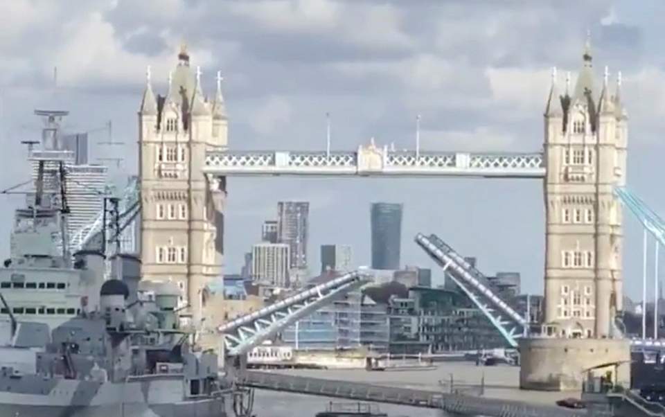 Ασυνήθιστο θέαμα: Κόλλησε η Γέφυρα του Λονδίνου