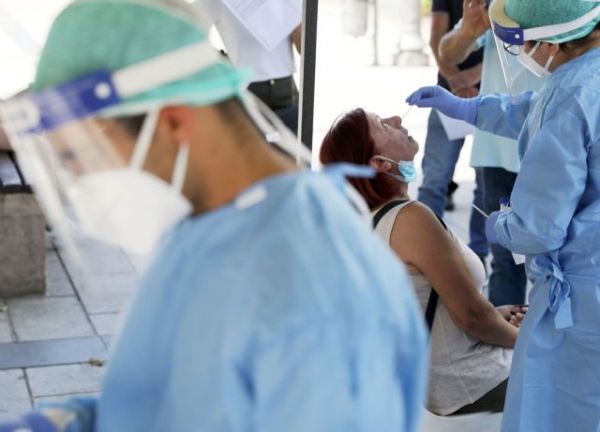 Μια ανάσα από το όριο συναγερμού τα κρούσματα – Εντείνονται οι φόβοι για επαλήθευση των εφιαλτικών σεναρίων