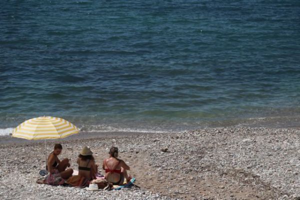 Καιρός: «Καμίνι» όλη η χώρα – Στο κόκκινο ο υδράργυρος και την Τρίτη [χάρτες]