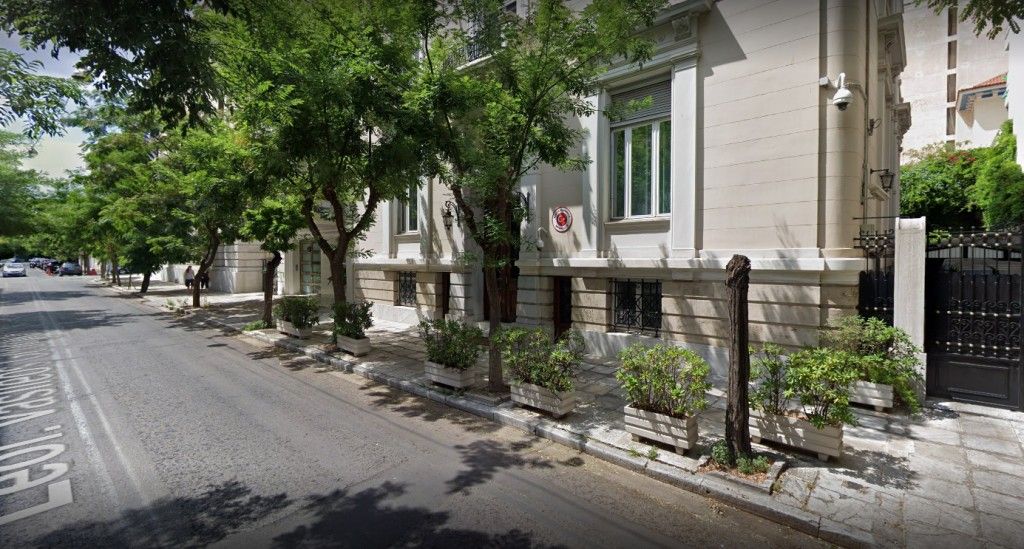 Πέταξαν μπογιές και τρικάκια στην τουρκική πρεσβεία στην Αθήνα
