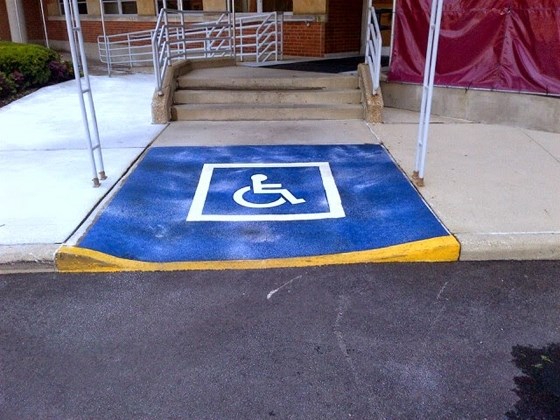 Εξοργιστική δικαιολογία για παρκάρισμα σε ράμπα ΑμΕΑ: «Ποιος ανάπηρος κυκλοφορεί στις 22:00»