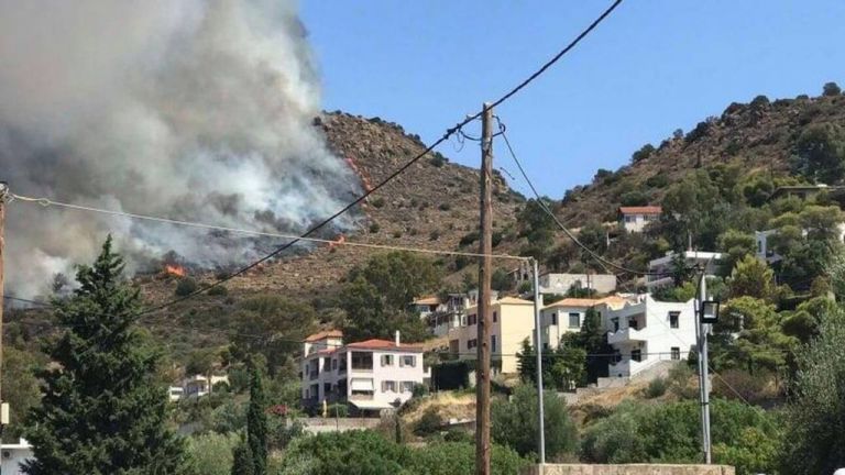 Μαίνεται η μεγάλη πυρκαγιά στην Αίγινα [εικόνες και video]