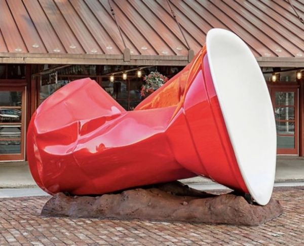 Ένα γιγαντιαίο πλαστικό ποτήρι για την οικολογική μας συνείδηση