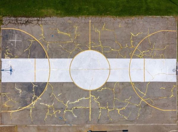 Αναδιαμορφώνοντας ένα «σπασμένο» γήπεδο μπάσκετ