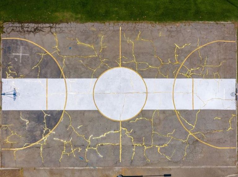 Αναδιαμορφώνοντας ένα «σπασμένο» γήπεδο μπάσκετ