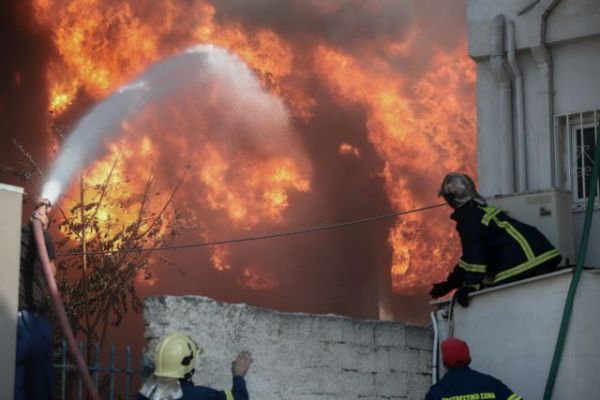 Ενισχύονται οι πυροσβεστικές δυνάμεις στο εργοστάσιο πλαστικών – Καπνοί έχουν καλύψει τον αττικό ουρανό