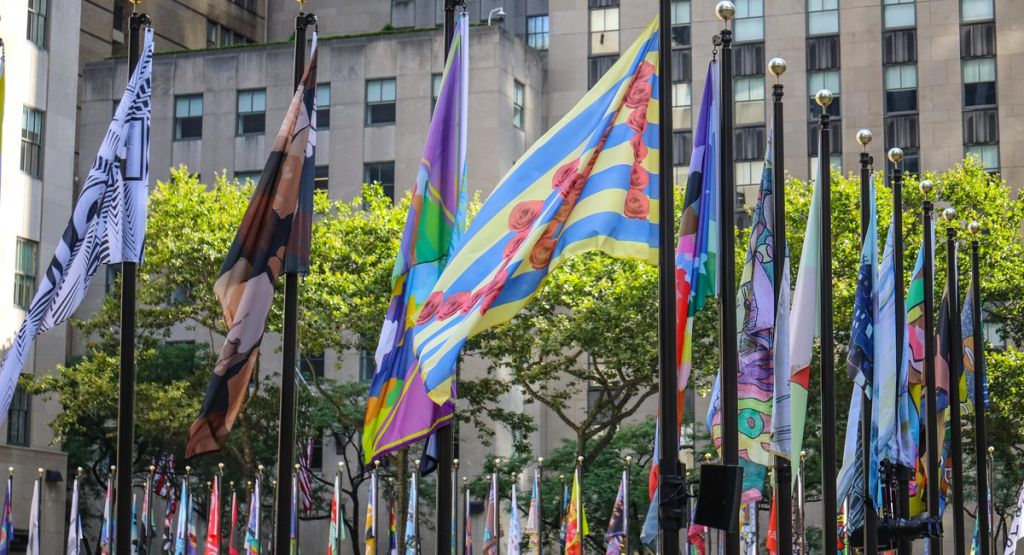 Ροκφέλερ Σέντερ: Με 193 σημαίες καλλιτέχνες δείχνουν την αγάπη τους στη Νέα Υόρκη
