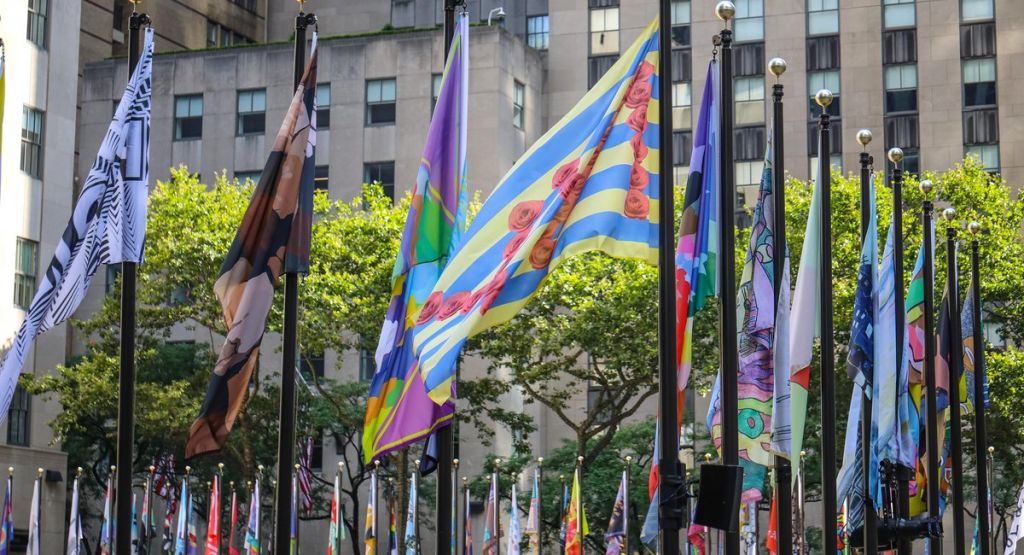 Ροκφέλερ Σέντερ: Με 193 σημαίες καλλιτέχνες δείχνουν την αγάπη τους στη Νέα Υόρκη