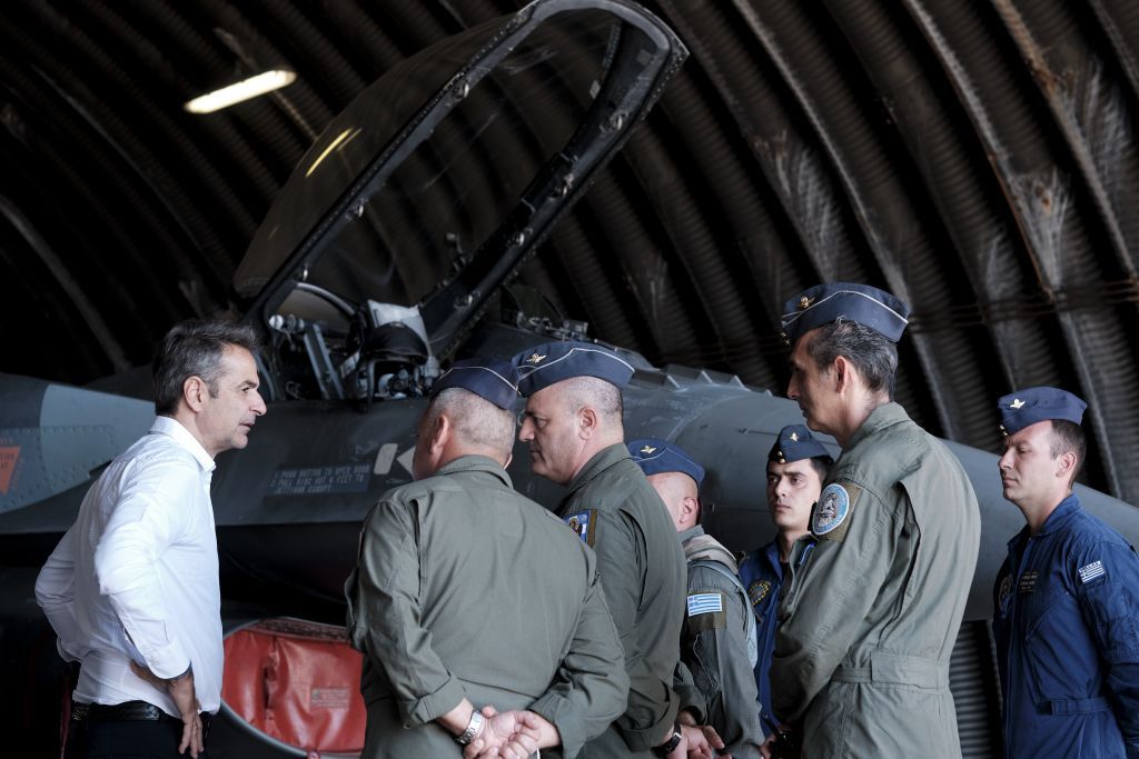 Στη Σούδα ο Μητσοτάκης: Σαφές μήνυμα για την αποτρεπτική ικανότητα των ενόπλων δυνάμεων