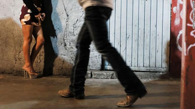 Κοροναϊός : Αμερικανοί συνεχίζουν να επισκέπτονται τα πορνεία του Μεξικού εν μέσω πανδημίας