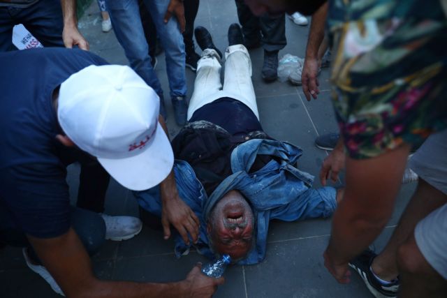 «Φλέγεται» η Βηρυτός: Έφοδος διαδηλωτών στο ΥΠΕΞ – Δακρυγόνα και πλαστικές σφαίρες από την αστυνομία