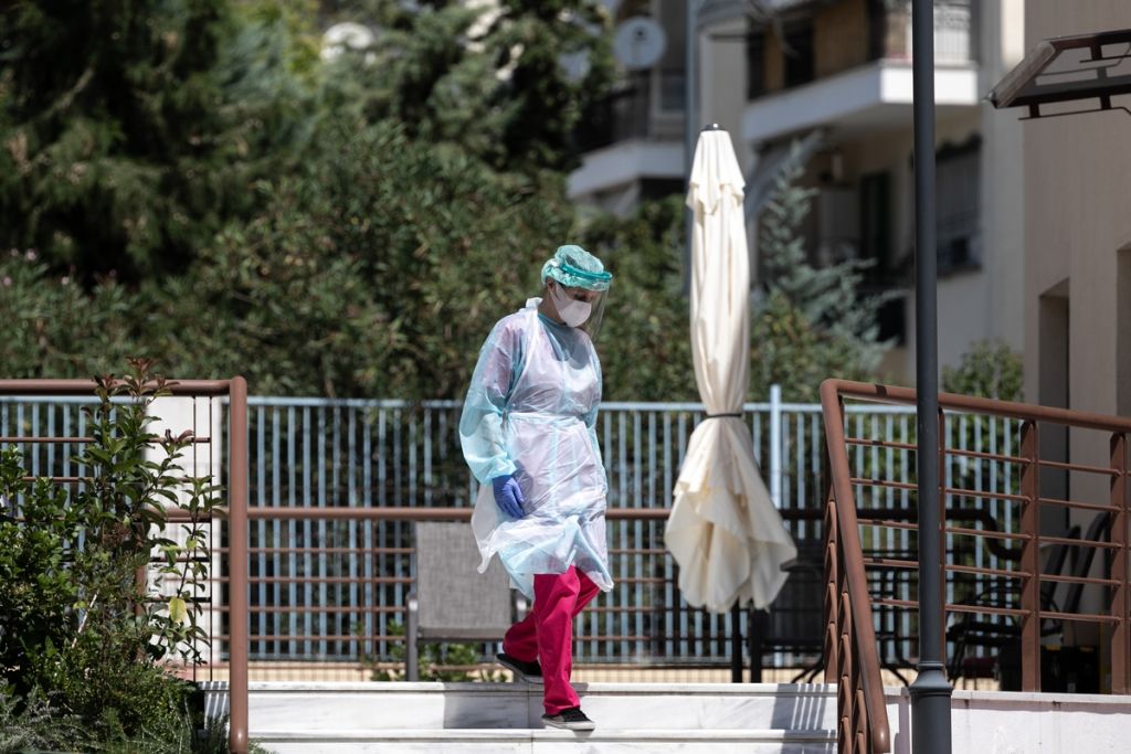 Κοροναϊός : Προβληματίζουν οι εξάρσεις των κρουσμάτων στα γηροκομεία - Τι εξετάζεται για να μην... γίνουμε Ιταλία