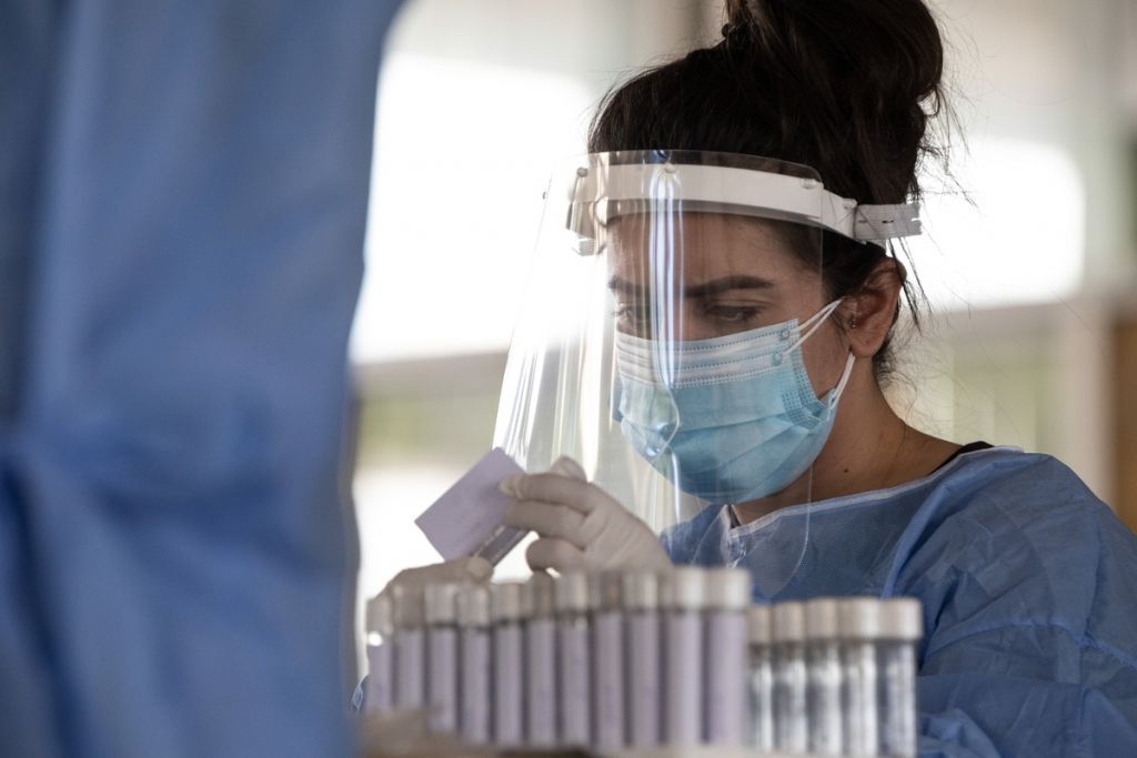 Κοροναϊός : Κλιμάκια γιατρών στην Αίγινα για διαγνωστικά τεστ