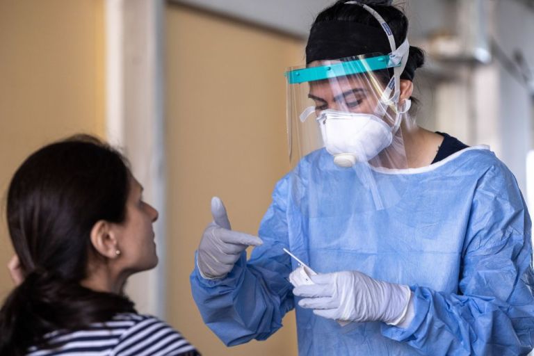 Κοροναϊός: Στα 45 έτη έπεσε η μέση ηλικία των κρουσμάτων στην Ελλάδα